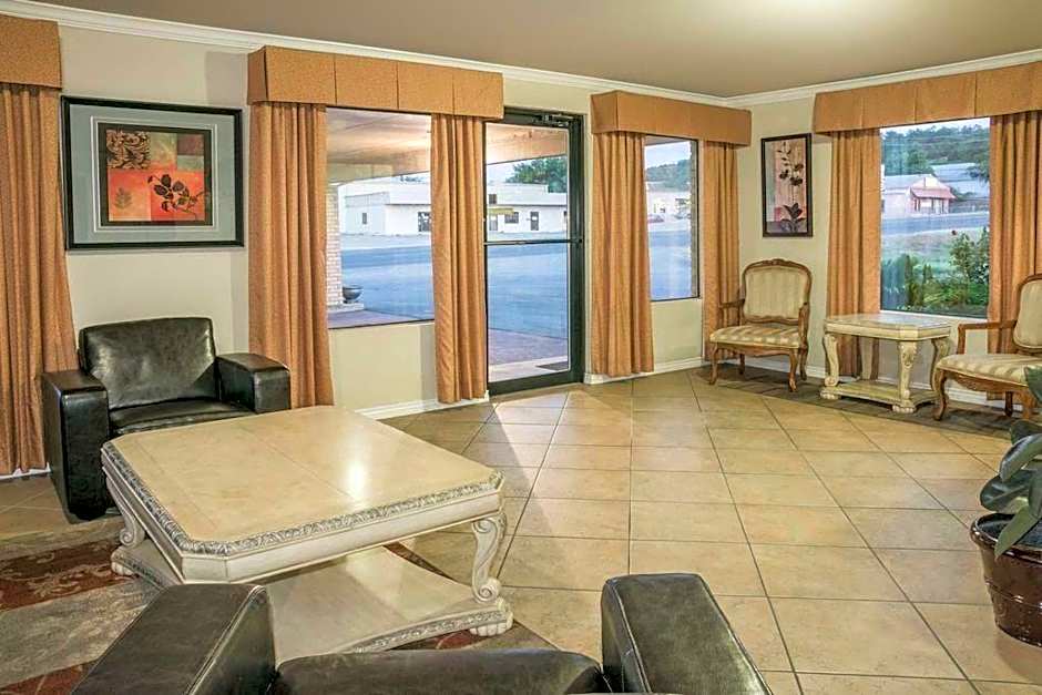 Hill Country Inn and Suite