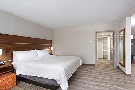 1 King Bed Suite Extra Floor Space