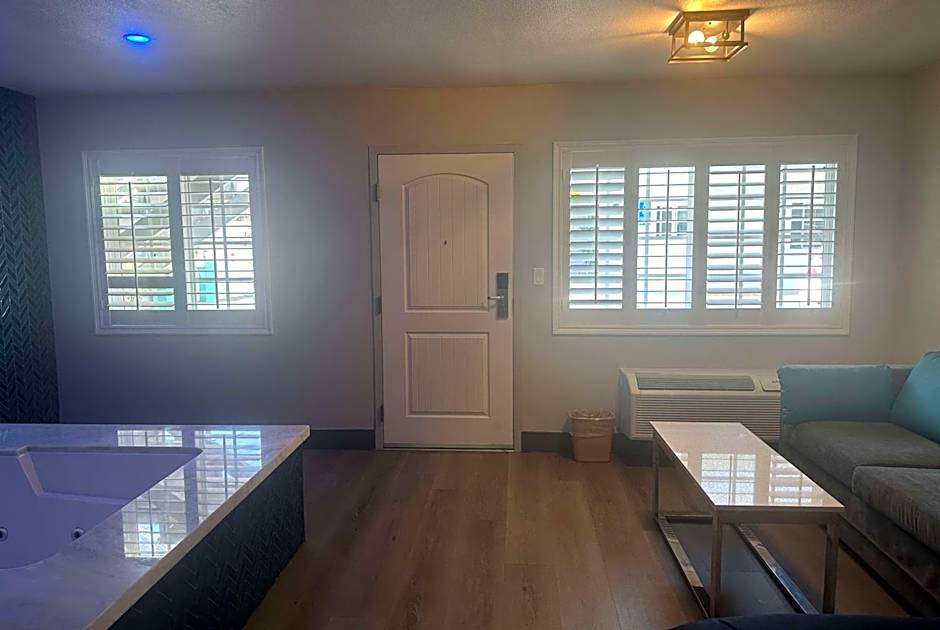 Super 8 by Wyndham Oceanside Downtown