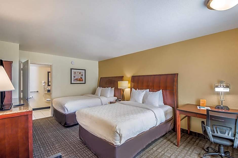 Clarion Inn & Suites Central Clearwater Beach