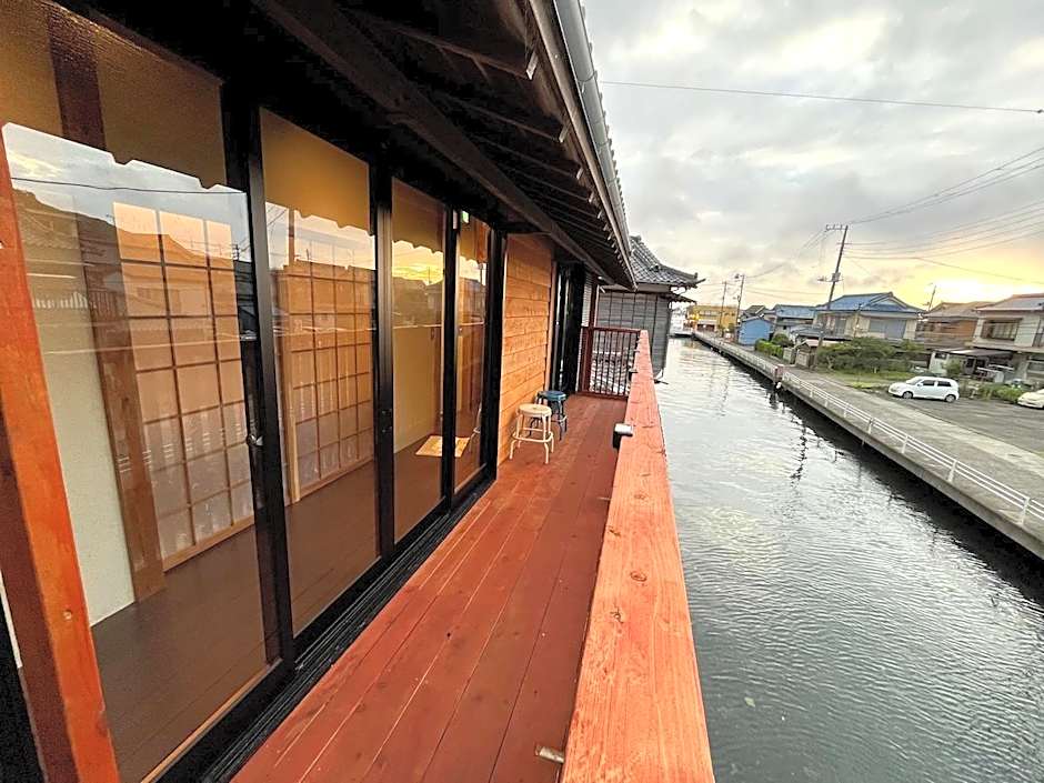 Foto 1 dari 32 — CalmbaseRIVER Traditional House Rental with Fishing from the Window. 2-minute Walk to Toda Bay