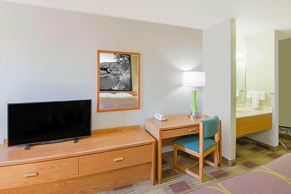 Super 8 by Wyndham Toledo