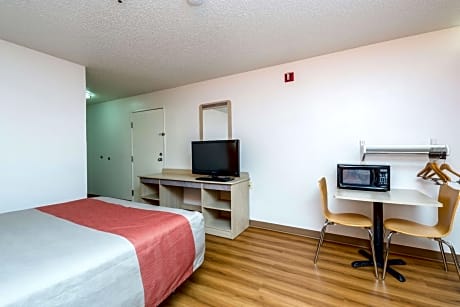 1 King Bed | Non-Smoking