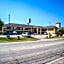 Moulton Inn & Suites By OYO