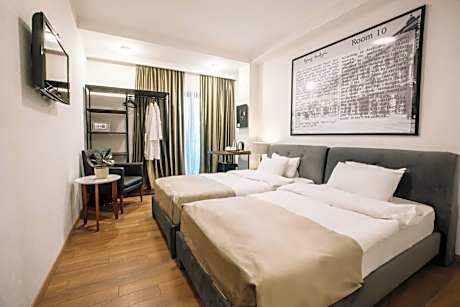 Superior Twin Room with City View and Balcony