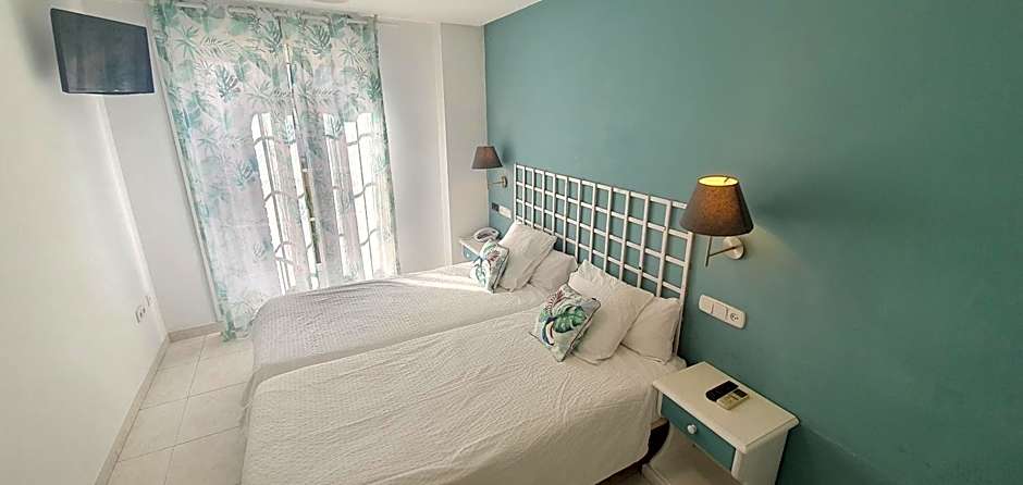 Hugo Beach Hotel & Apartments