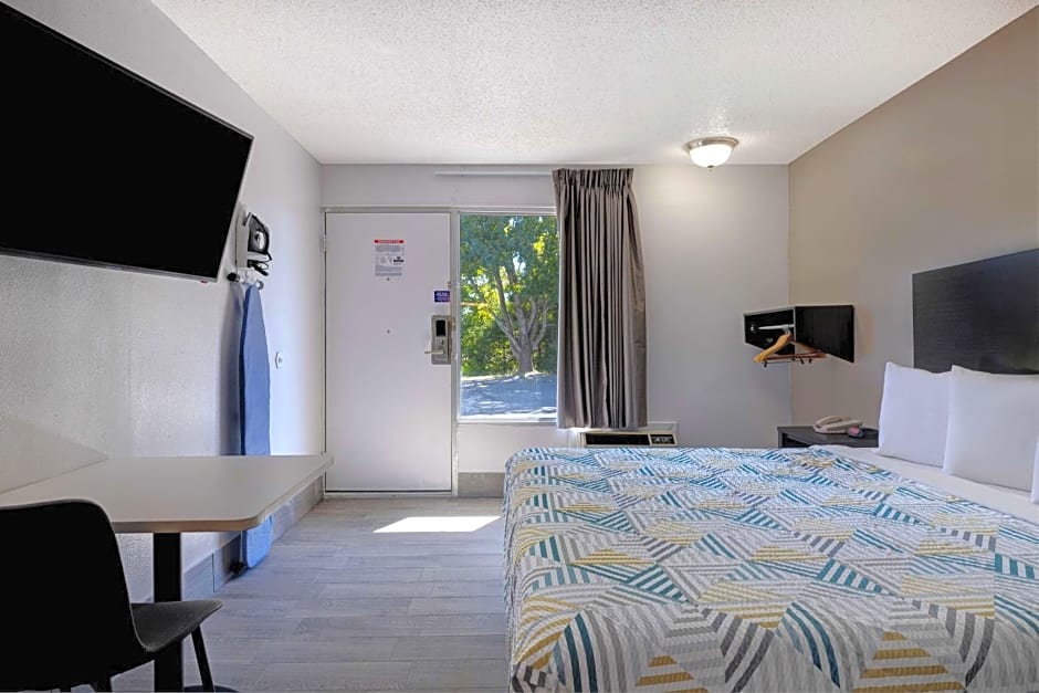 Motel 6 Branson West, MO - Silver Dollar City