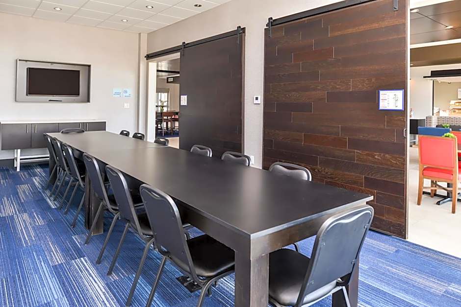 Holiday Inn Express & Suites Kansas City - Lees Summit By IHG