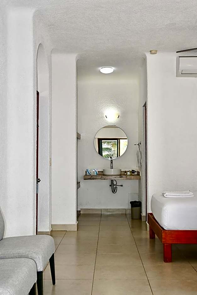 Pelicano Inn Playa del Carmen - Beachfront Hotel