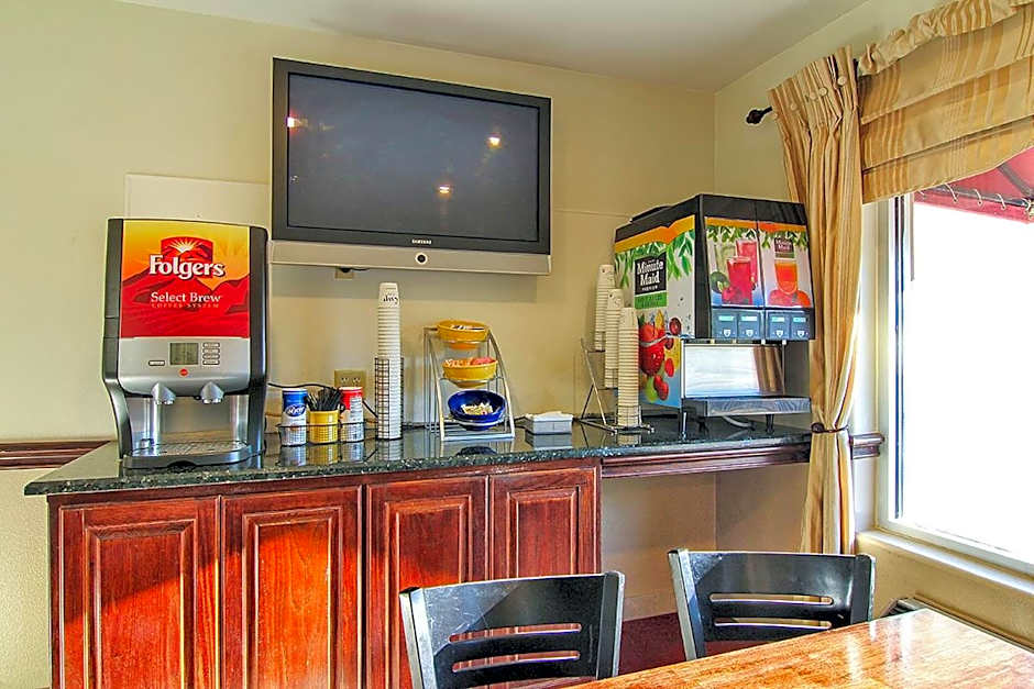 Days Inn by Wyndham Market Center Dallas