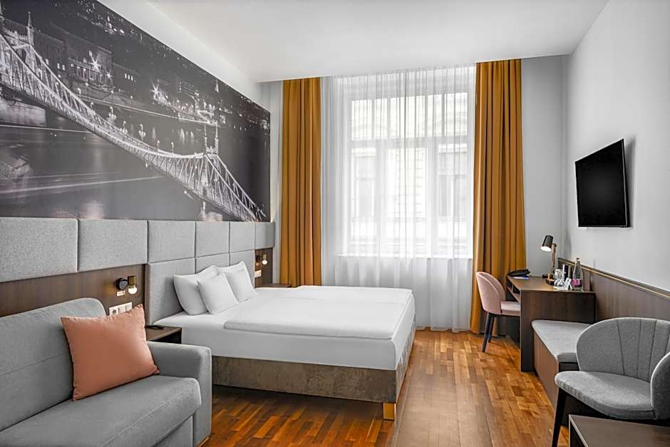 12 Revay Hotel
