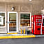 Econo Lodge Inn & Suites