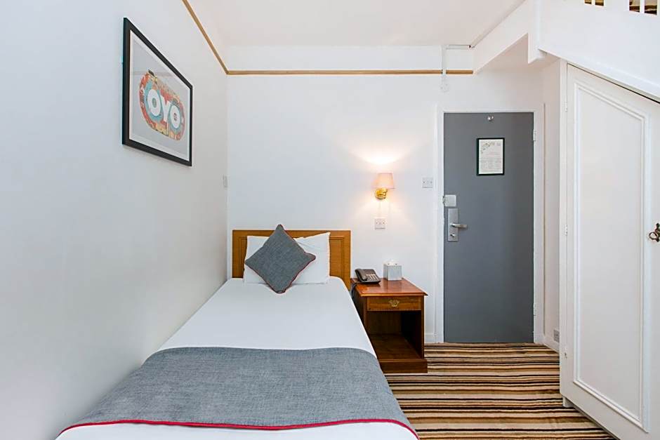 OYO Stade Court Hotel