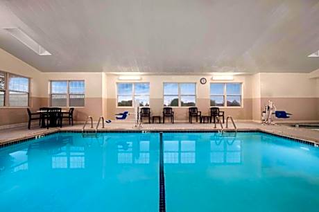 Country Inn & Suites by Radisson, Dundee, MI