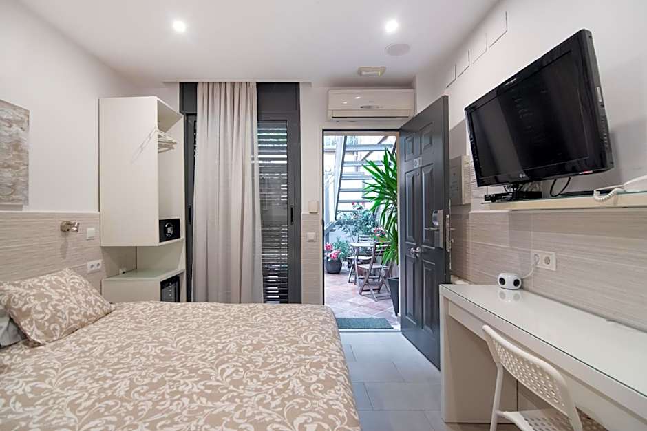 Hostal House