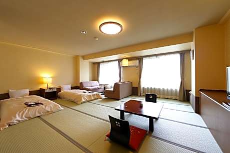 Spacious 20 tatami mats [Japanese-western room] [Non-smoking] [Mountain view] [Nightlife view]