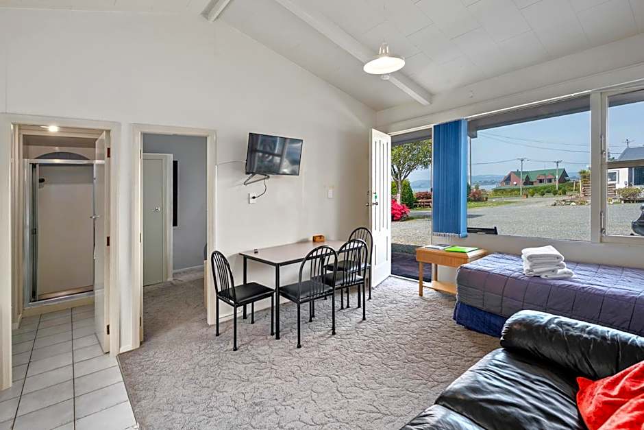 Jack & Di's Waiteti Lakefront Motel