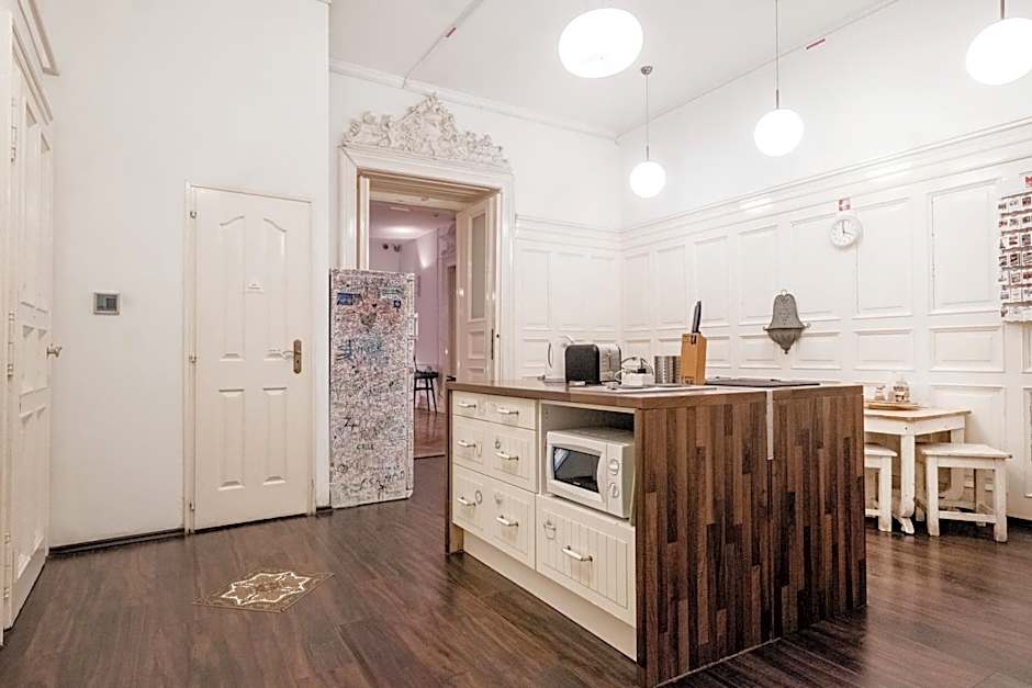 Baroque Hostel & Coworking
