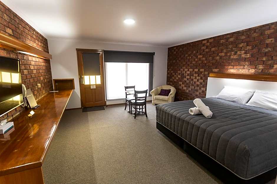 Photo 1 of 5 of Deluxe 1 King Bed