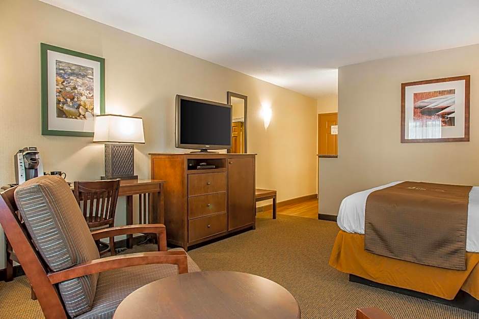 The Black Swan Lee - Lenox, an Ascend Collection Hotel