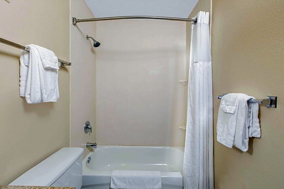 Super 8 by Wyndham Fairmont