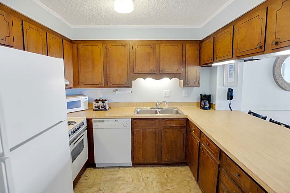 2BR, 2Bath condo Oceanfront Getaway with pool