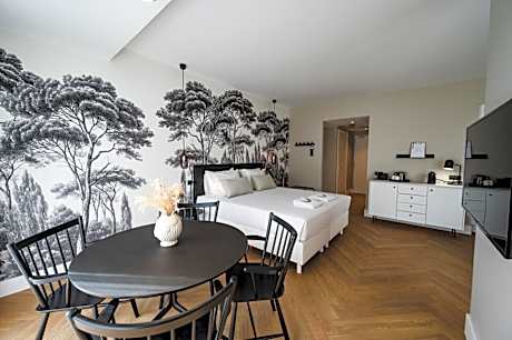 Family Suite with Bathtub
