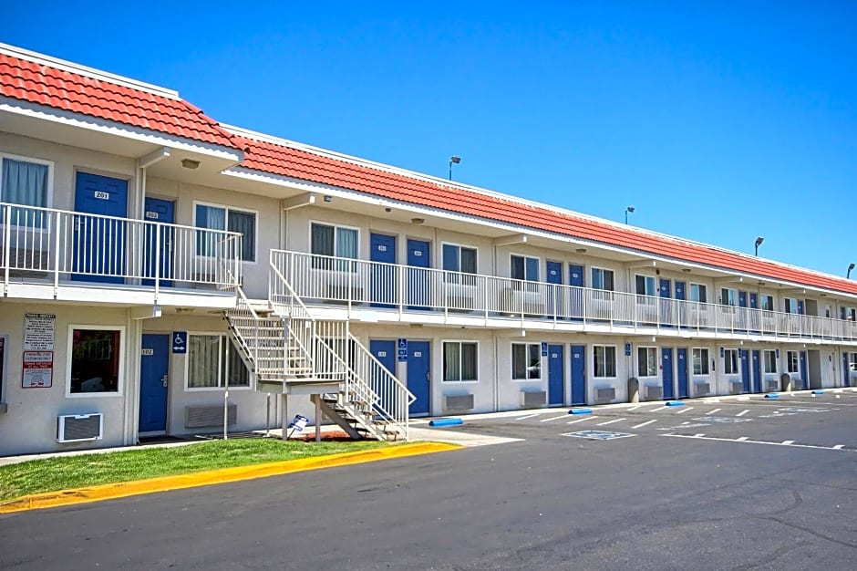 Motel 6-Fresno, CA - Blackstone South