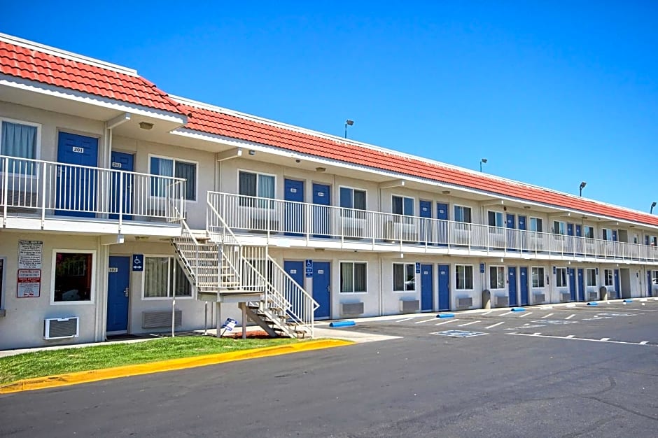 Motel 6 Fresno Blackstone South