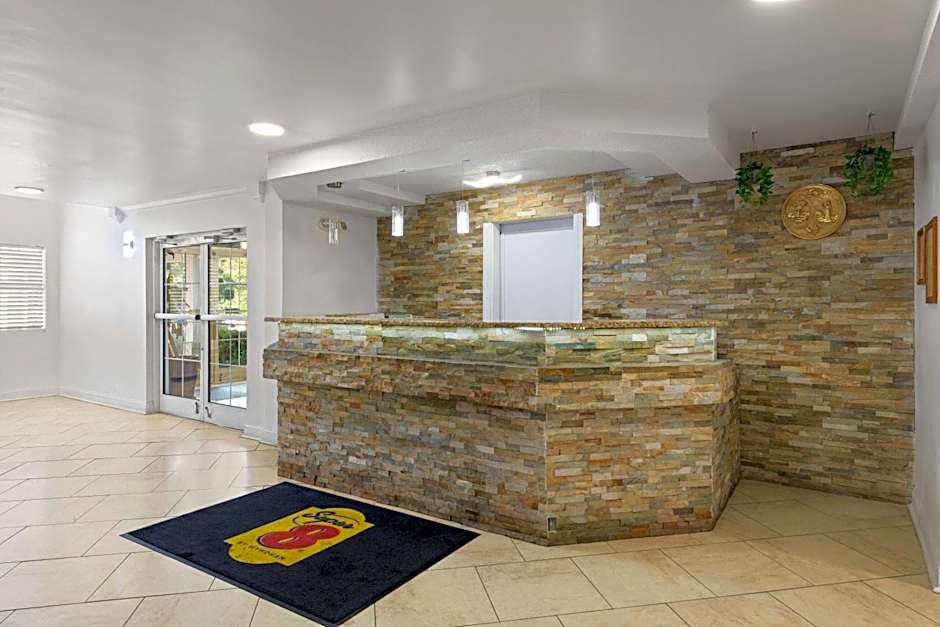 Super 8 by Wyndham Harbison/Parkridge Hospital