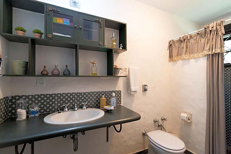 Sítio com piscina, área arborizada e lazer