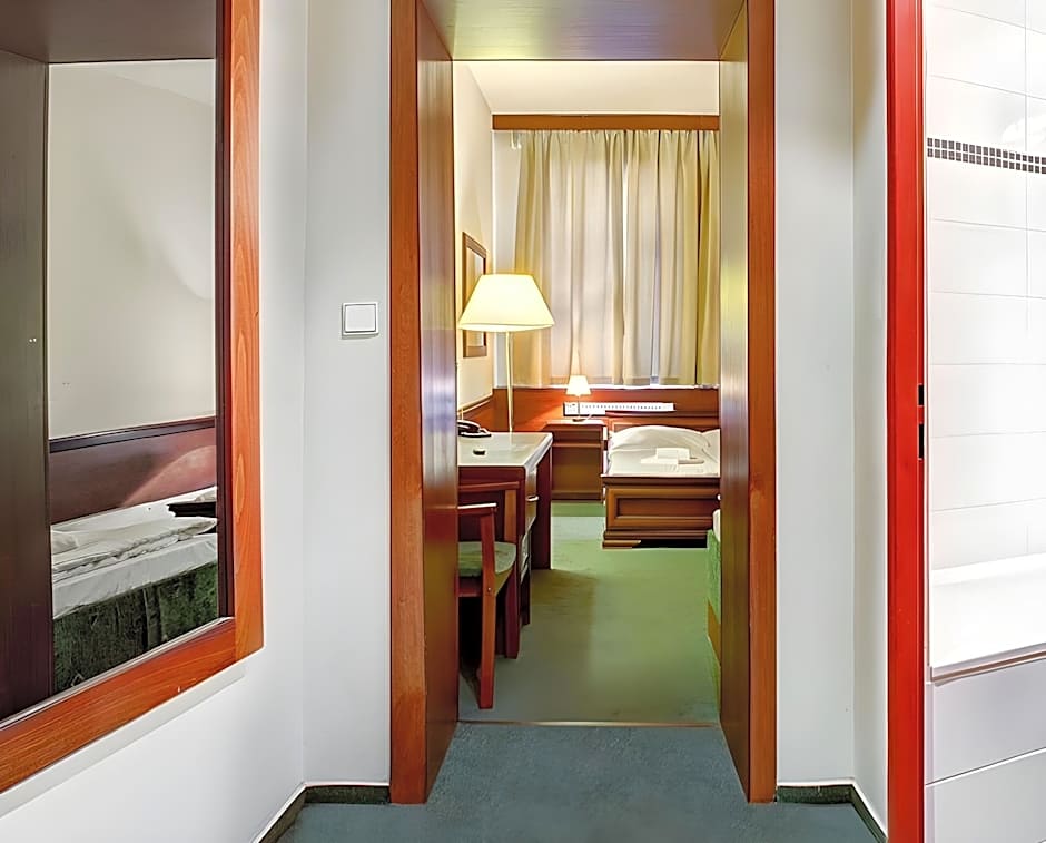 Three Crowns Hotel
