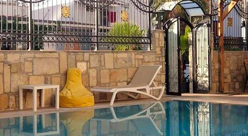 WB WEEKEND HOTEL AND SUITES