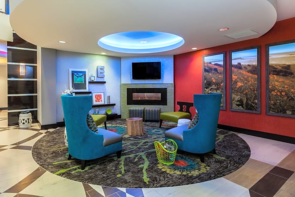 Holiday Inn Express & Suites Eureka, an IHG Hotel