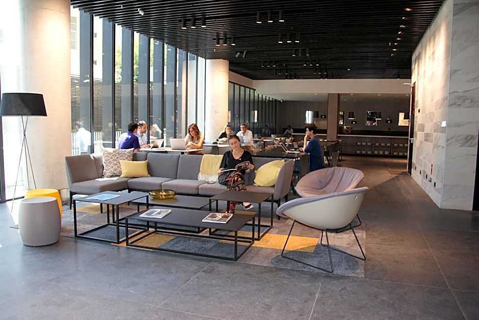 Ola Santiago Providencia, Tapestry Collection by Hilton