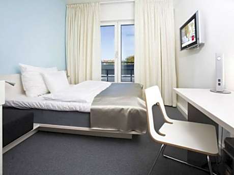 Standard Queen Room Non-Smoking