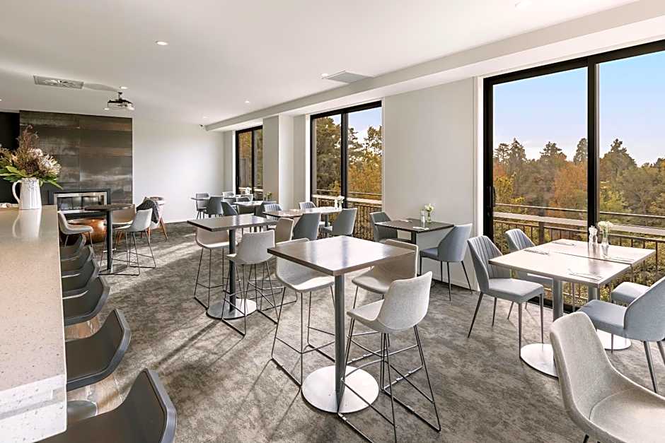 Hidden Lake Hotel & Apartments