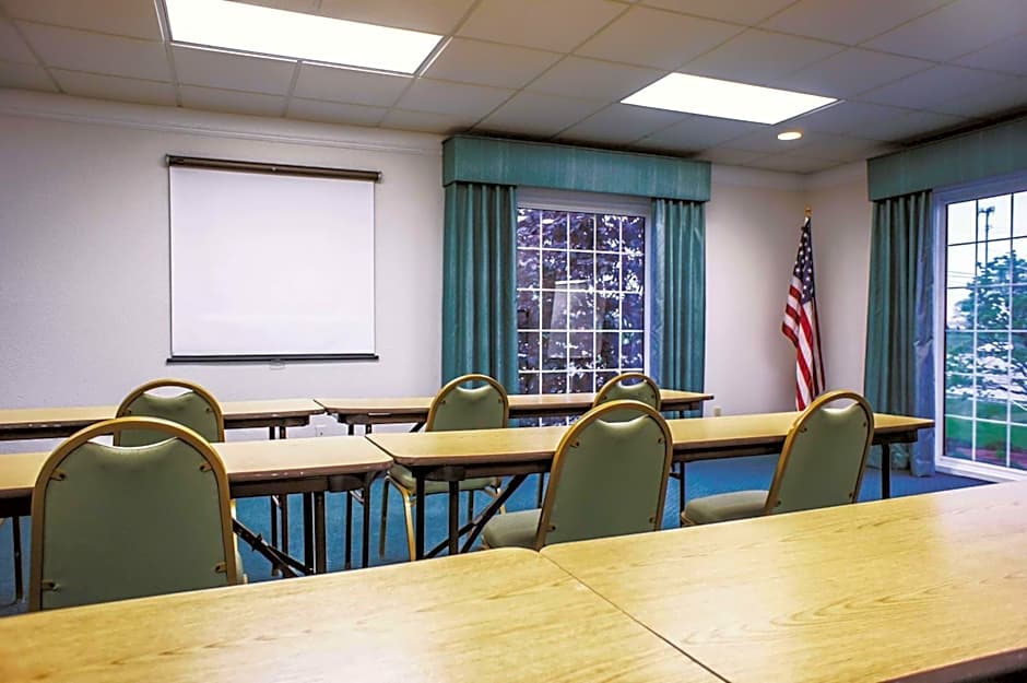 La Quinta Inn & Suites by Wyndham Moline Airport