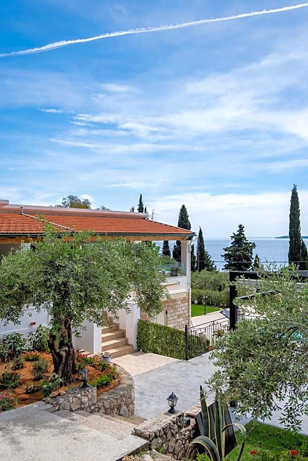 Crystal Blue Hotel, Barbati