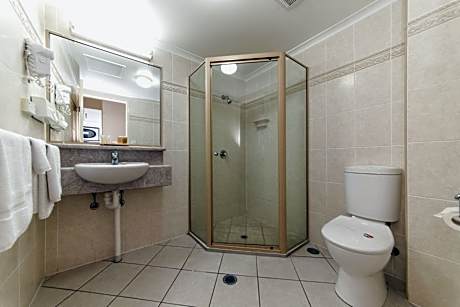 Deluxe Queen Room with One Single Bed