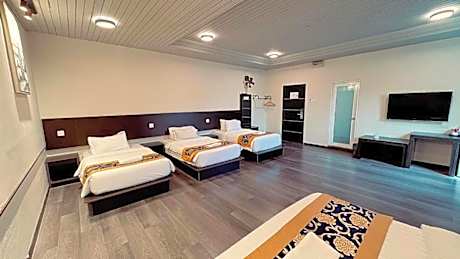 Deluxe Family Room