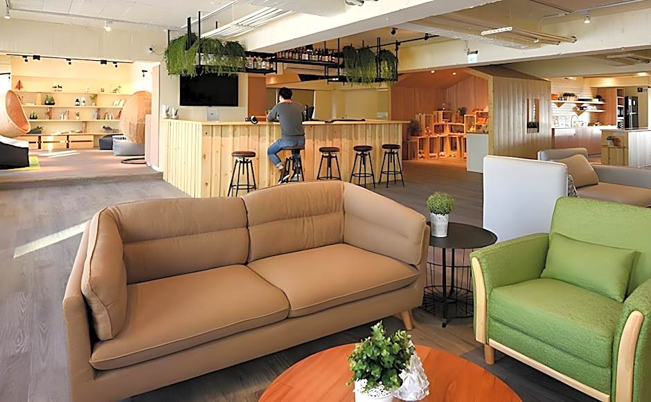 Stray Birds Taichung Hostel