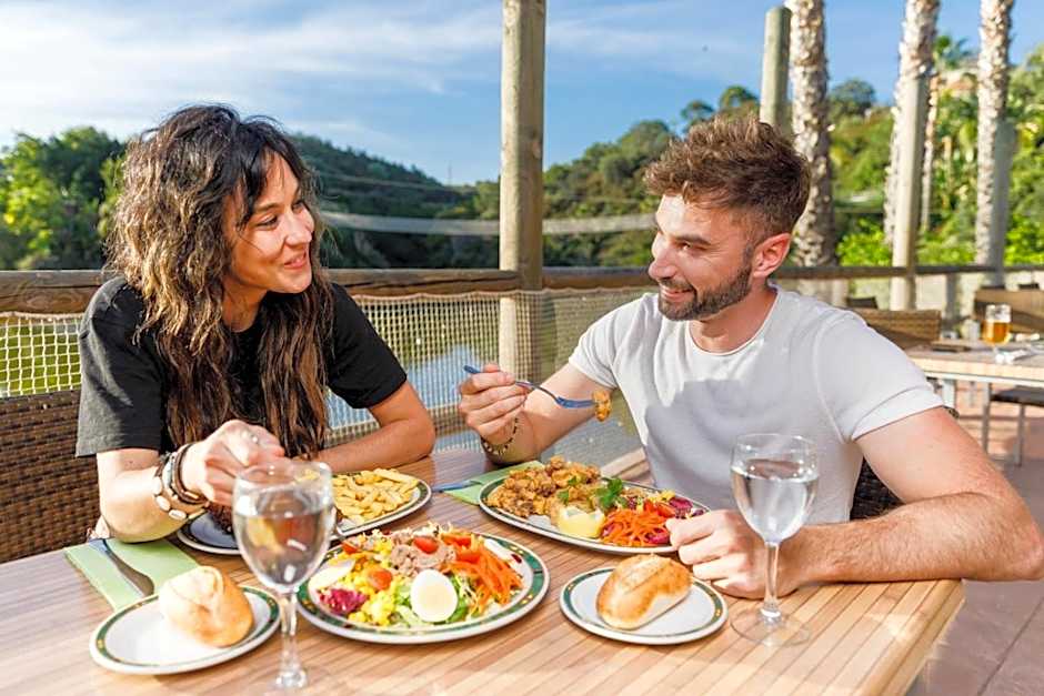 Hotel Selwo Lodge - Animal Park Tickets Included