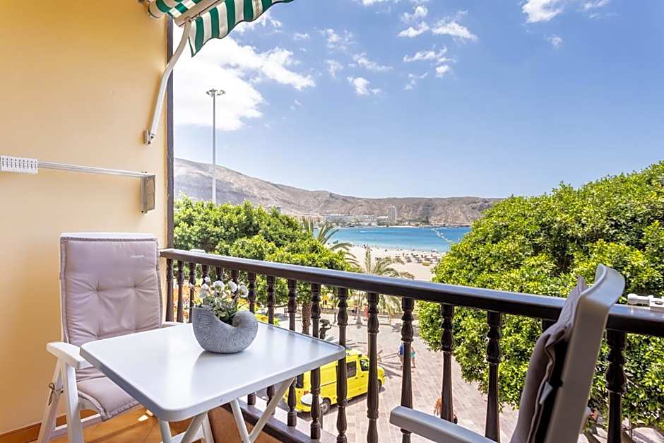 Seafront studio with beach view in the center of Los Cristianos