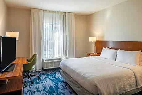 King Room with Roll-in Shower - Mobility Accessible