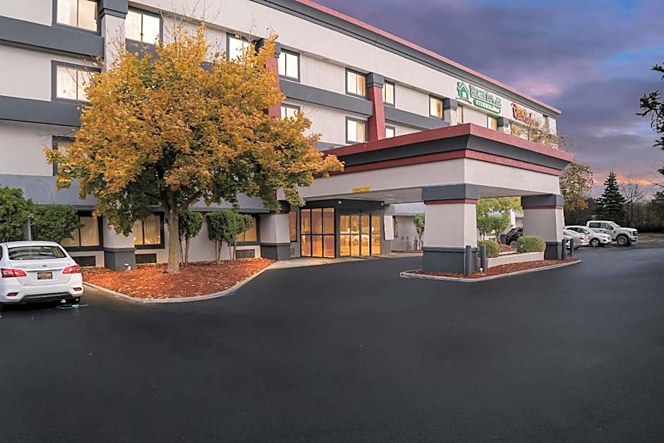 HomeTowne Studios by Red Roof Flint