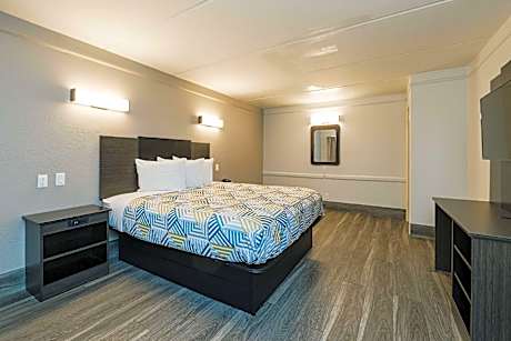 1 King Bed | Smoking