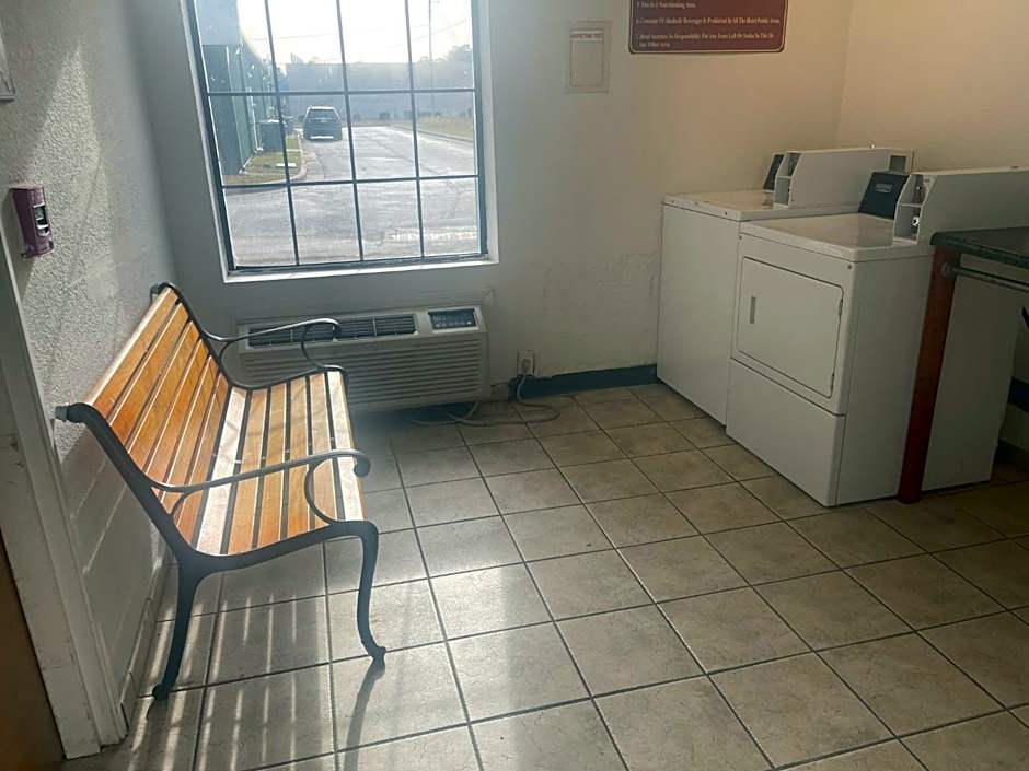 Red Roof Inn & Suites Hinesville