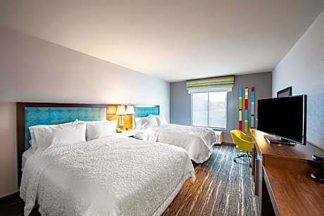 2 Queens Mobility/Hearing Access Ri Shwr Ns