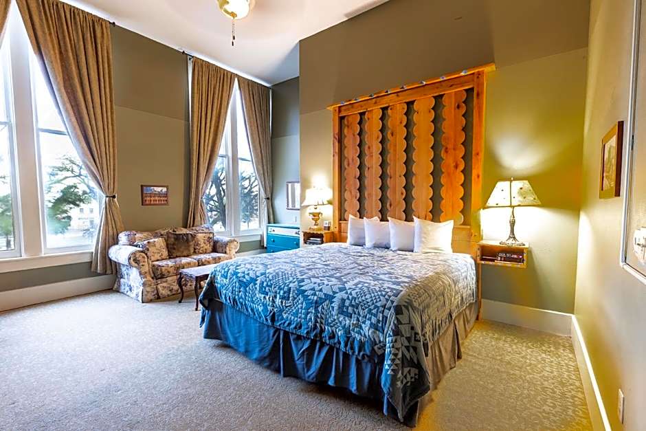 Historic Plaza Hotel